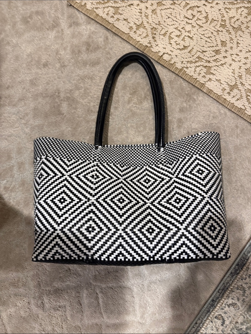 Black & White Geometric Tote Bag - Stylish Women's Carryall